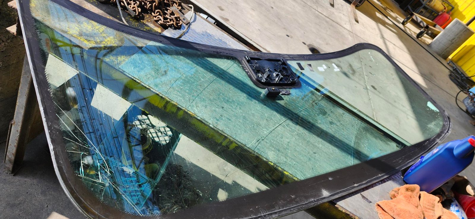 Mobile windshield replacement service