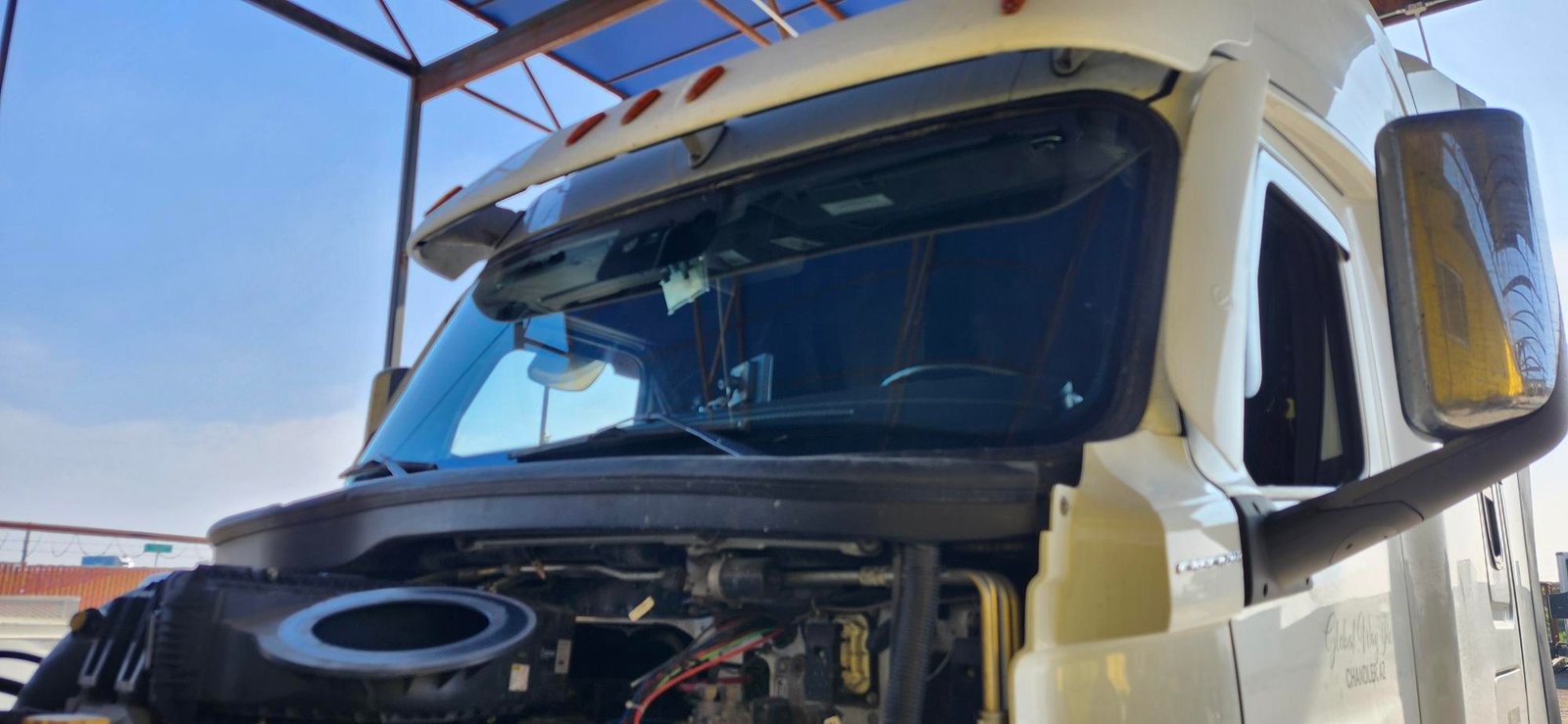 Freightliner windshield replacement Bakersfield